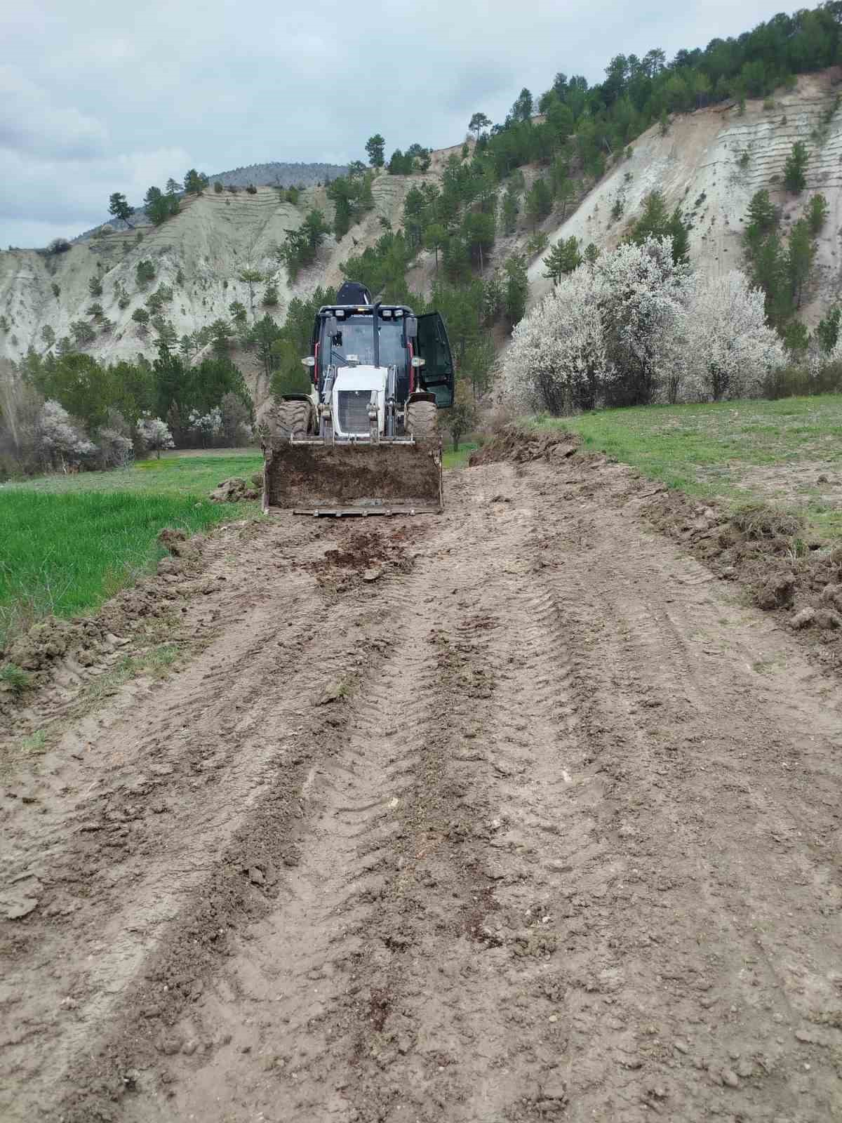 Çameli Belediyesi’nden arazi yollarında yoğun mesai
