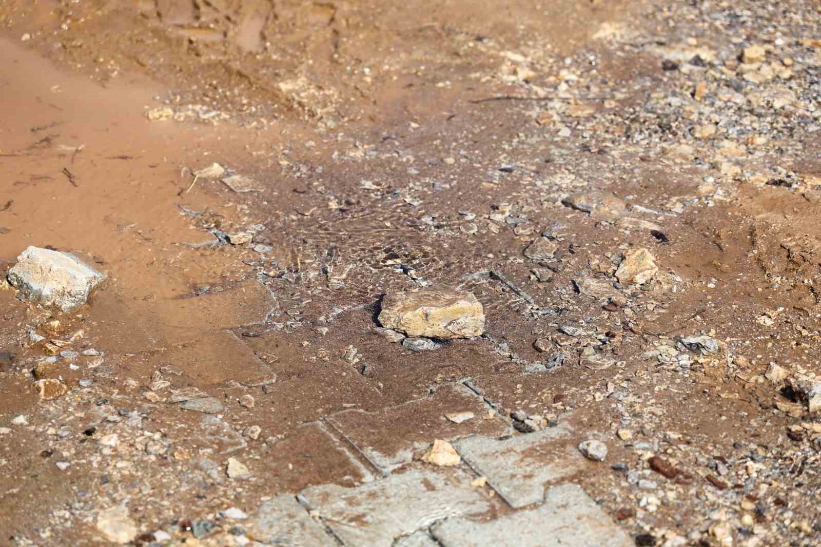 Çameli’nde yağışlar sonrası yer altı suları yüzeye çıktı
