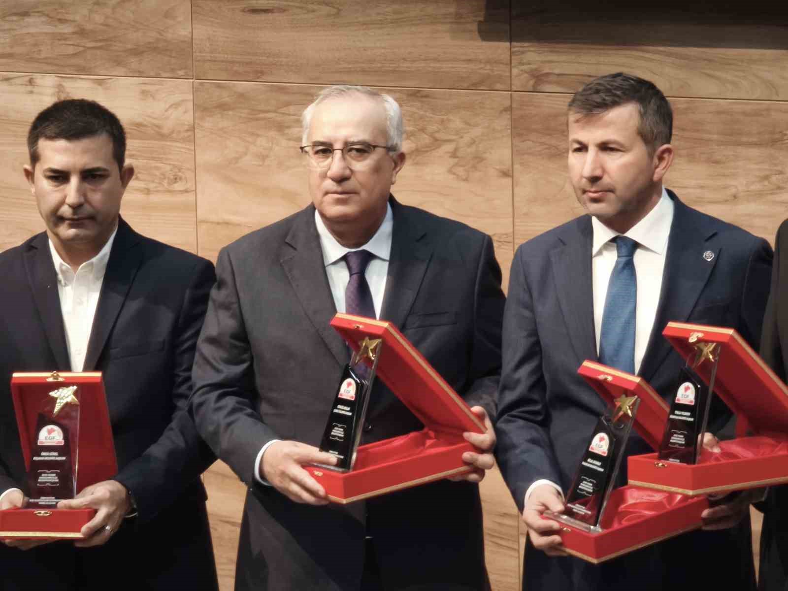 Çameli’ne çağ atlatan Başkan Arslan’a ’Yılın En Başarılı İlçe Belediye Başkanı’ ödülü verildi
Çameli’ne çağ atlatan Başkan Arslan’a ’Yılın En Başarılı İlçe Belediye Başkanı’ ödülü verildi