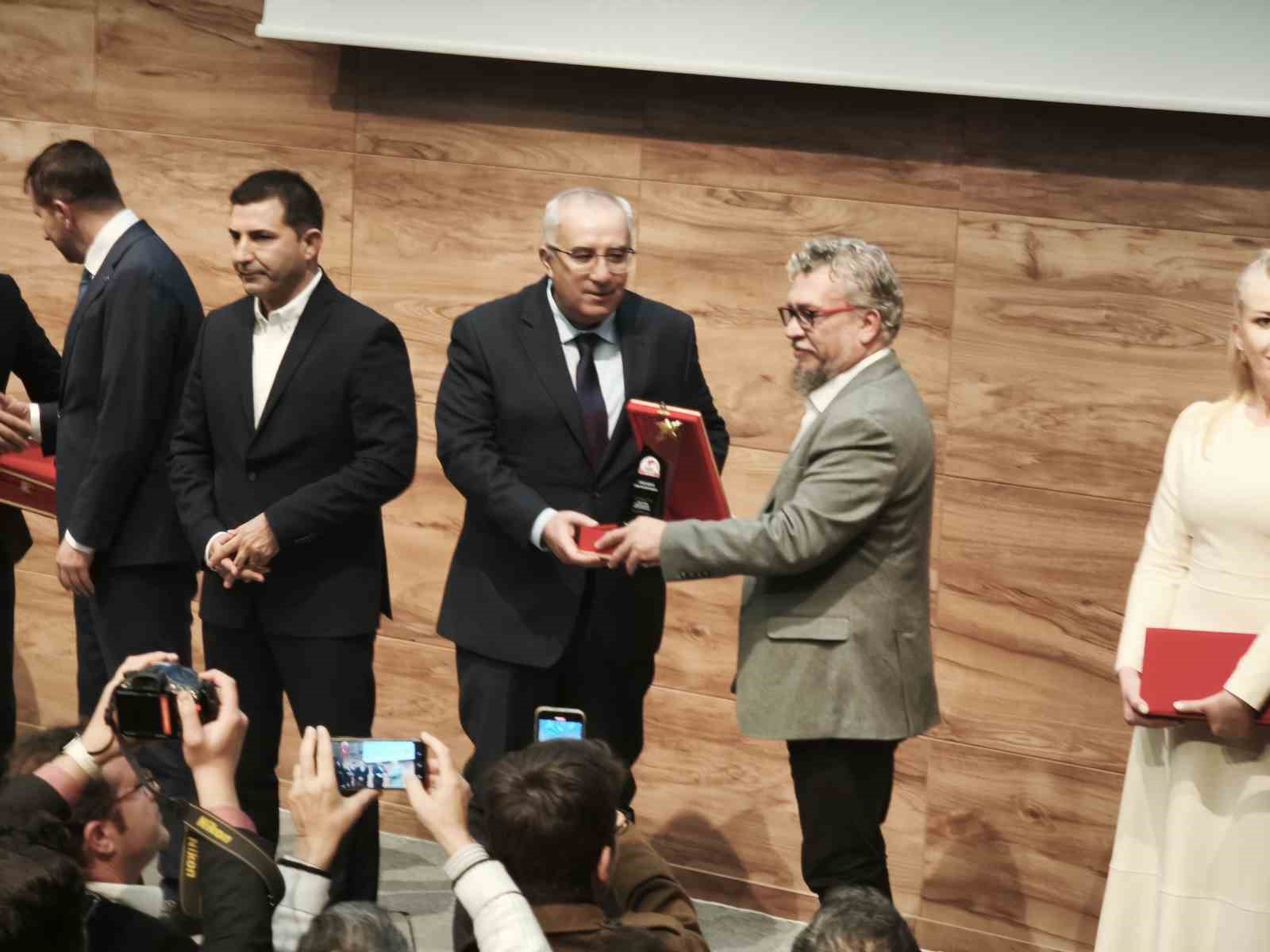 Çameli’ne çağ atlatan Başkan Arslan’a ’Yılın En Başarılı İlçe Belediye Başkanı’ ödülü verildi
Çameli’ne çağ atlatan Başkan Arslan’a ’Yılın En Başarılı İlçe Belediye Başkanı’ ödülü verildi