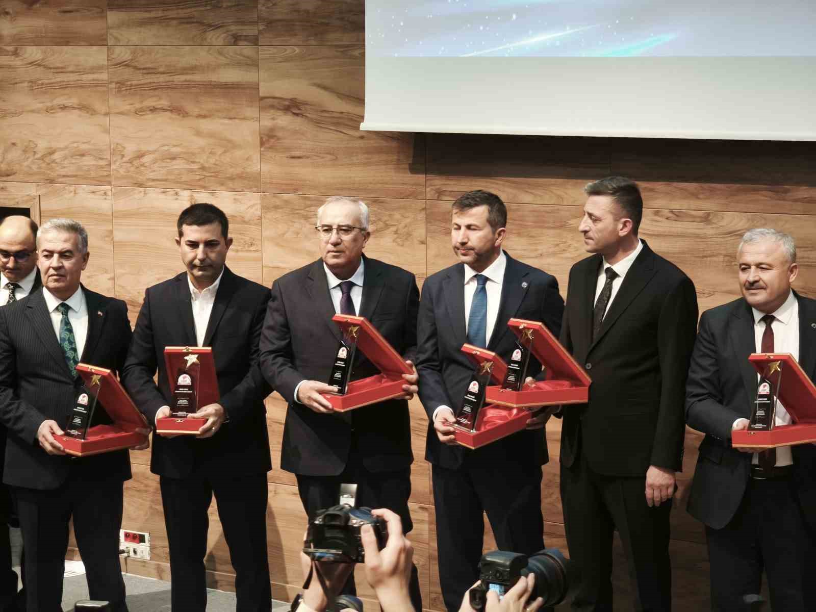 Çameli’ne çağ atlatan Başkan Arslan’a ’Yılın En Başarılı İlçe Belediye Başkanı’ ödülü verildi
Çameli’ne çağ atlatan Başkan Arslan’a ’Yılın En Başarılı İlçe Belediye Başkanı’ ödülü verildi