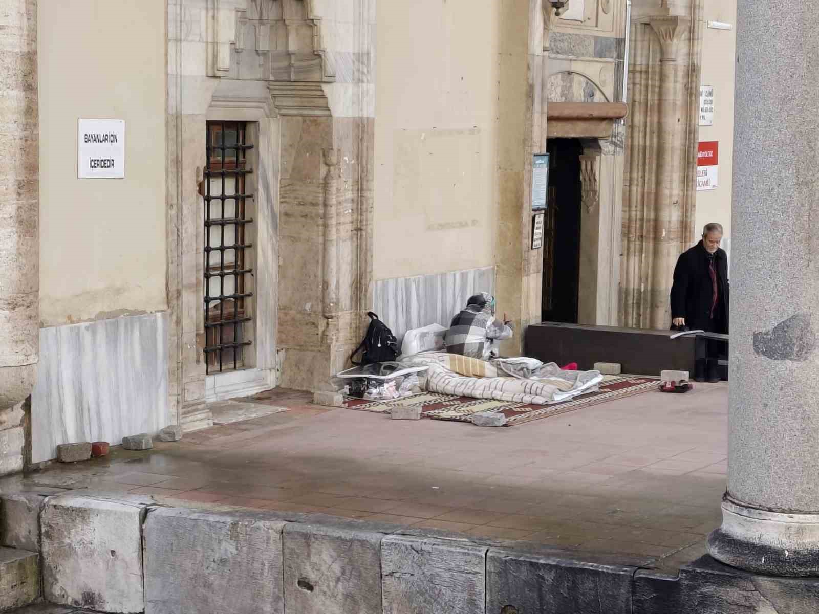 Cami bahçesini mesken tutan kadını otelde kalmaya kimse ikna edemiyor
