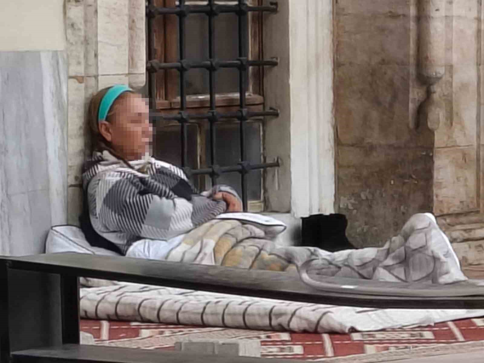 Cami bahçesini mesken tutan kadını otelde kalmaya kimse ikna edemiyor
