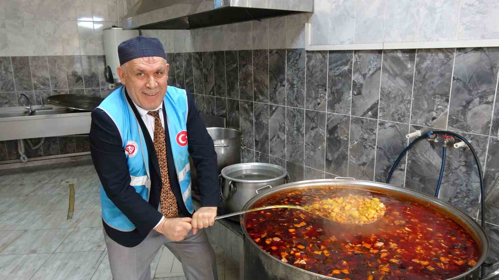 Cami cemaatinin dayanışmasıyla günlük bin 500 kişiye iftar veriliyor
Cami cemaatinin dayanışmasıyla günlük bin 500 kişiye iftar veriliyor