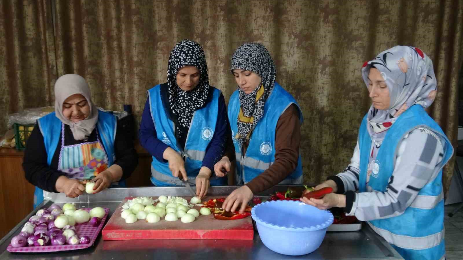 Cami cemaatinin dayanışmasıyla günlük bin 500 kişiye iftar veriliyor
Cami cemaatinin dayanışmasıyla günlük bin 500 kişiye iftar veriliyor