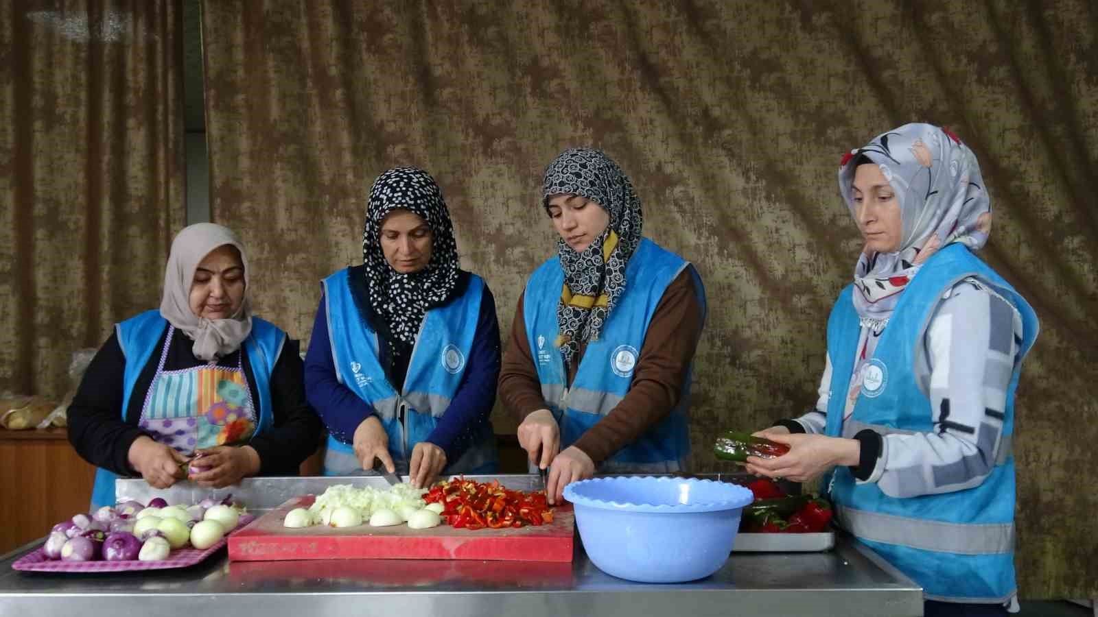 Cami cemaatinin dayanışmasıyla günlük bin 500 kişiye iftar veriliyor
Cami cemaatinin dayanışmasıyla günlük bin 500 kişiye iftar veriliyor