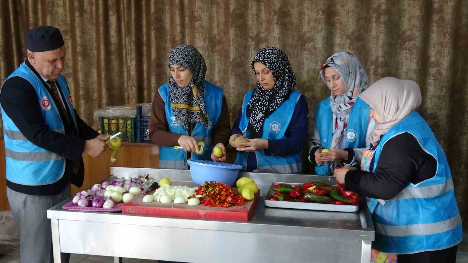 Cami cemaatinin dayanışmasıyla günlük bin 500 kişiye iftar veriliyor
Cami cemaatinin dayanışmasıyla günlük bin 500 kişiye iftar veriliyor