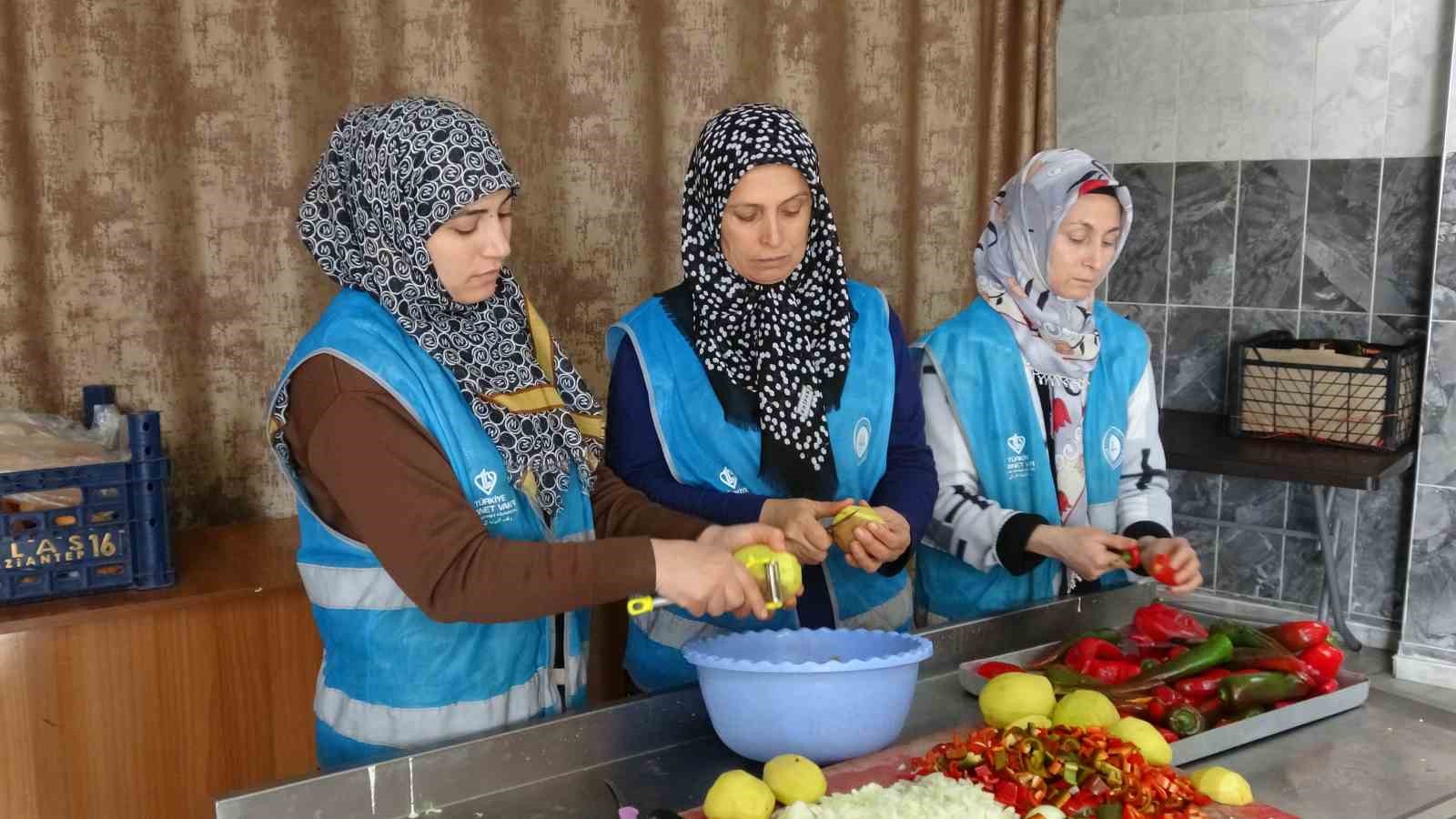 Cami cemaatinin dayanışmasıyla günlük bin 500 kişiye iftar veriliyor
Cami cemaatinin dayanışmasıyla günlük bin 500 kişiye iftar veriliyor