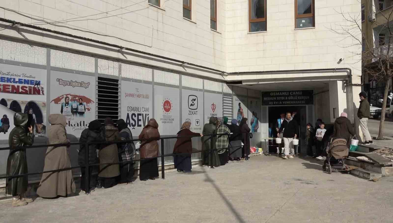 Cami cemaatinin dayanışmasıyla günlük bin 500 kişiye iftar veriliyor
Cami cemaatinin dayanışmasıyla günlük bin 500 kişiye iftar veriliyor