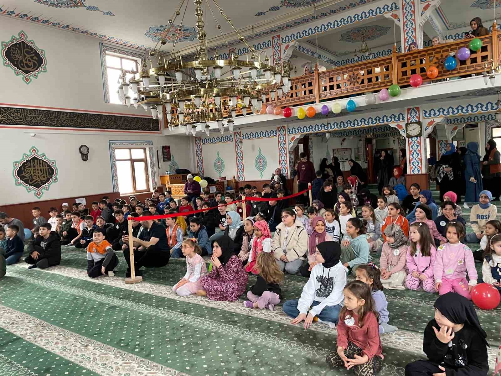 Cami çocuk buluşmasına 300 çocuk katıldı
