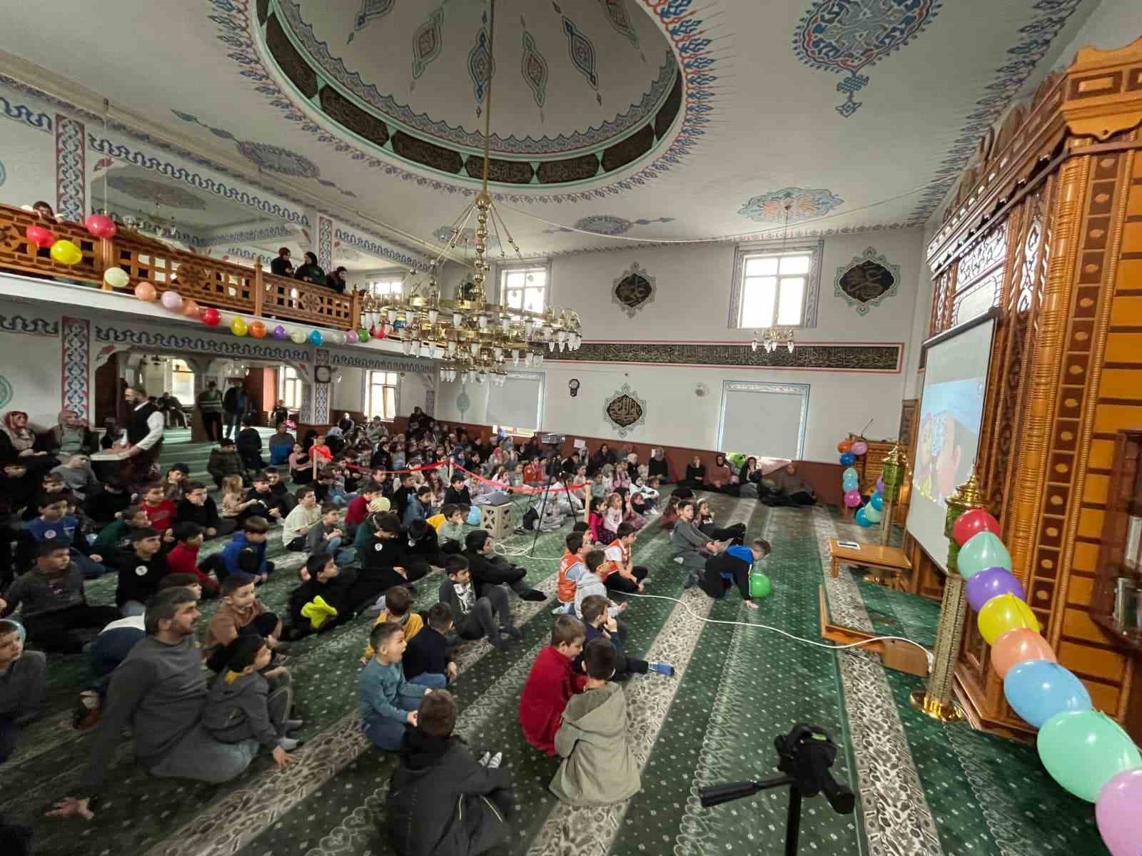 Cami çocuk buluşmasına 300 çocuk katıldı
