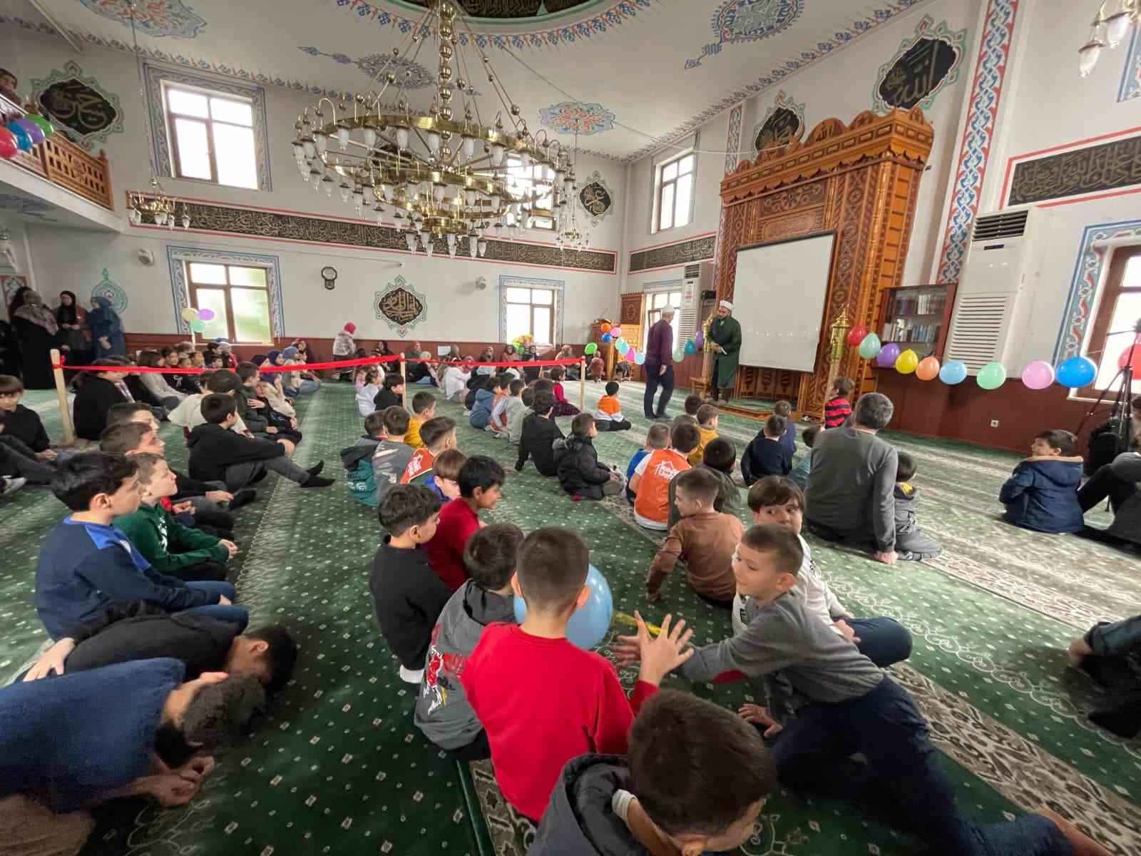 Cami çocuk buluşmasına 300 çocuk katıldı
