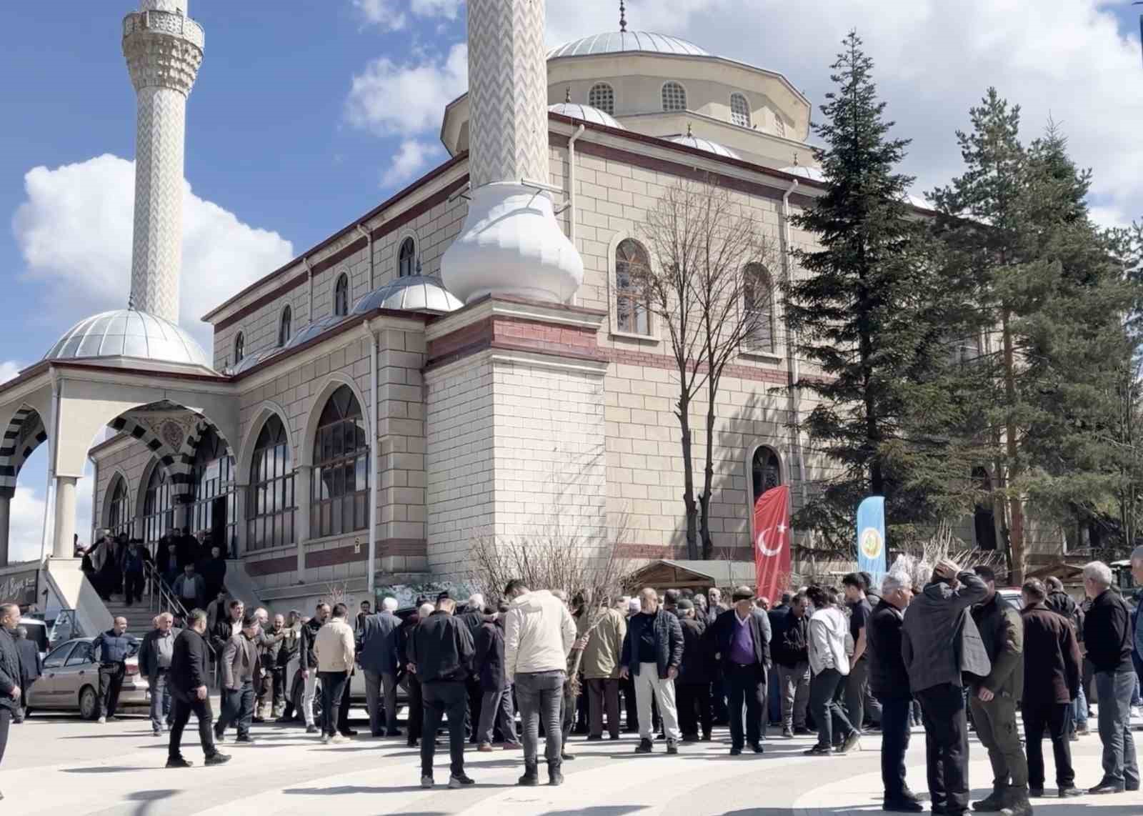 Cami önünde dağıtılan 2 bin fidan dakikalar içerisinde tükendi
