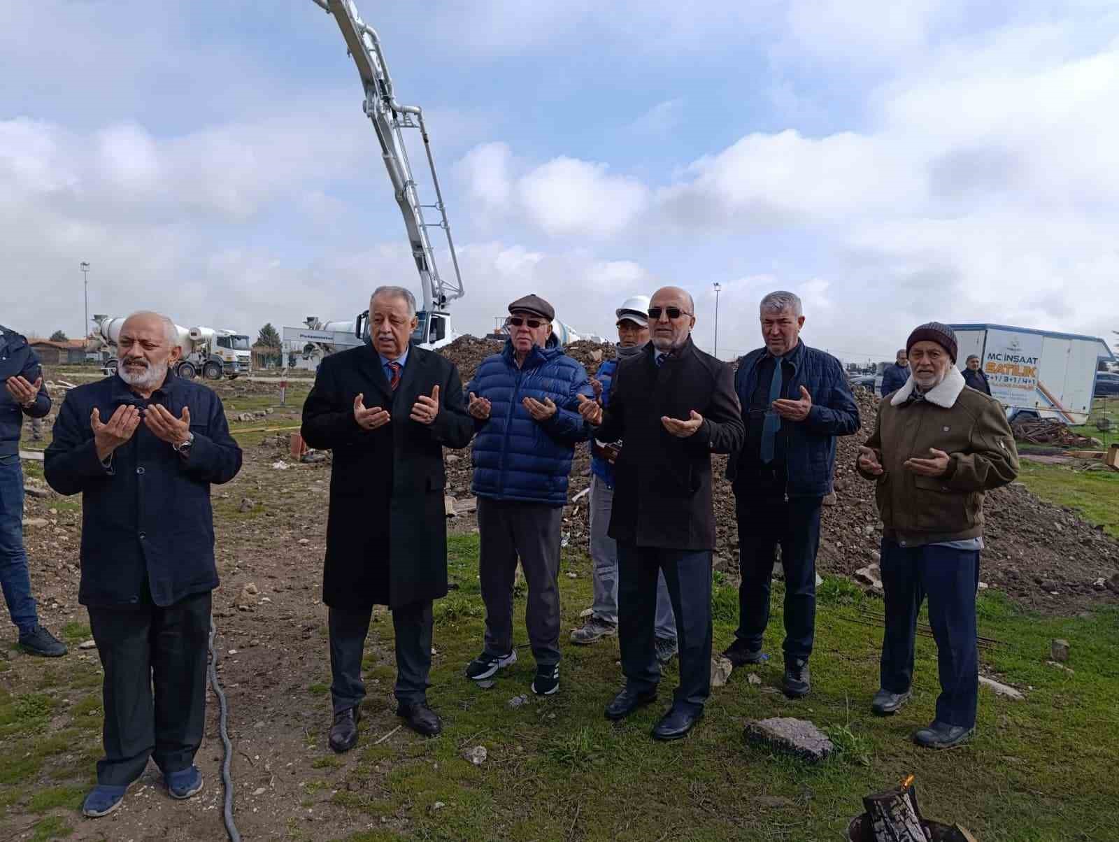 Cami temeli protokol üyelerinin katılımıyla atıldı
