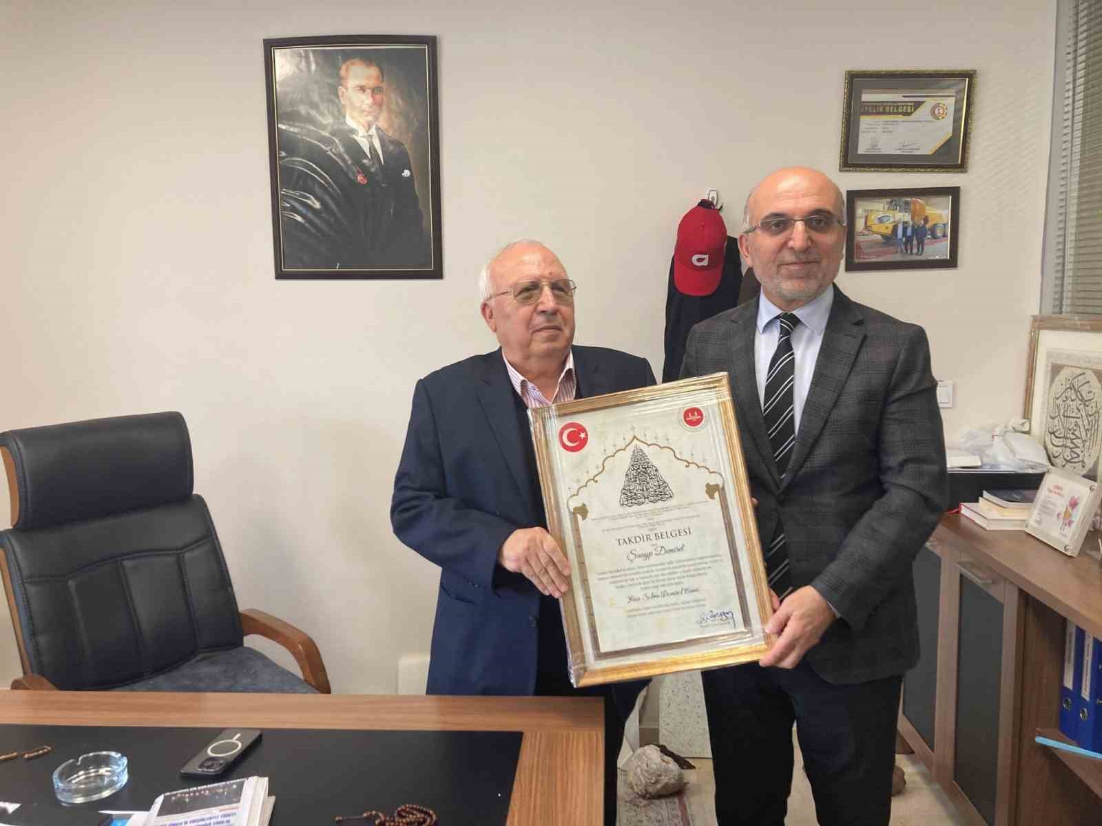 Cami yaptıran hayırsever iş insanlarına takdir belgesi takdim edildi
