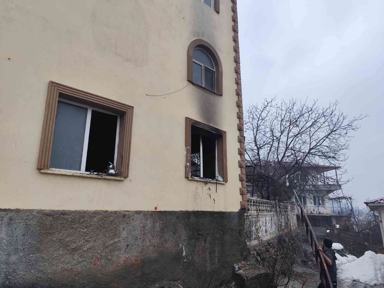 Camide çıkan yangın hasara neden oldu
