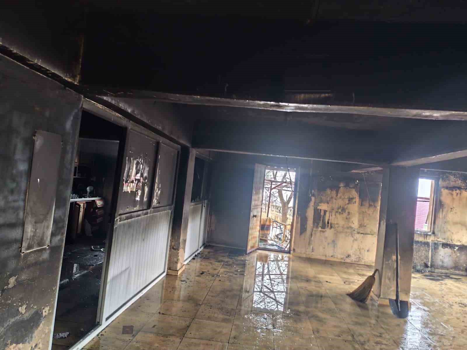 Camide çıkan yangın hasara neden oldu
