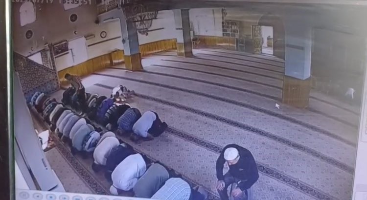 Camide namaz kılan komşusunu öldüren sanık: "Asıl caniyi kardeşim tahliye olduğunda görecekler"
Camide namaz kılan komşusunu öldüren sanık: "Asıl caniyi kardeşim tahliye olduğunda görecekler"
