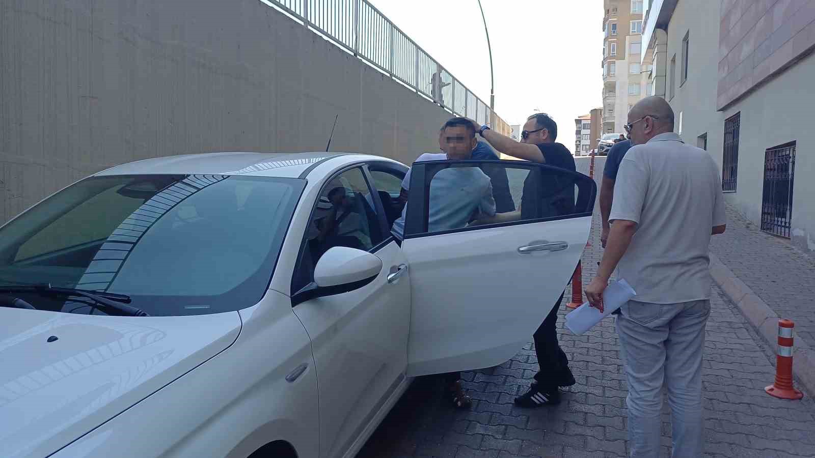 Camide namaz kılan komşusunu öldüren sanık: "Asıl caniyi kardeşim tahliye olduğunda görecekler"
Camide namaz kılan komşusunu öldüren sanık: "Asıl caniyi kardeşim tahliye olduğunda görecekler"