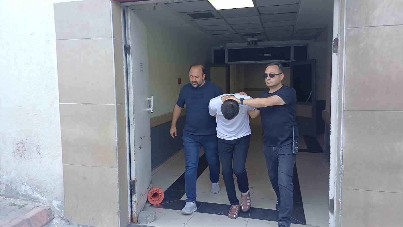 Camide namaz kılan komşusunu öldüren sanık: "Asıl caniyi kardeşim tahliye olduğunda görecekler"
Camide namaz kılan komşusunu öldüren sanık: "Asıl caniyi kardeşim tahliye olduğunda görecekler"