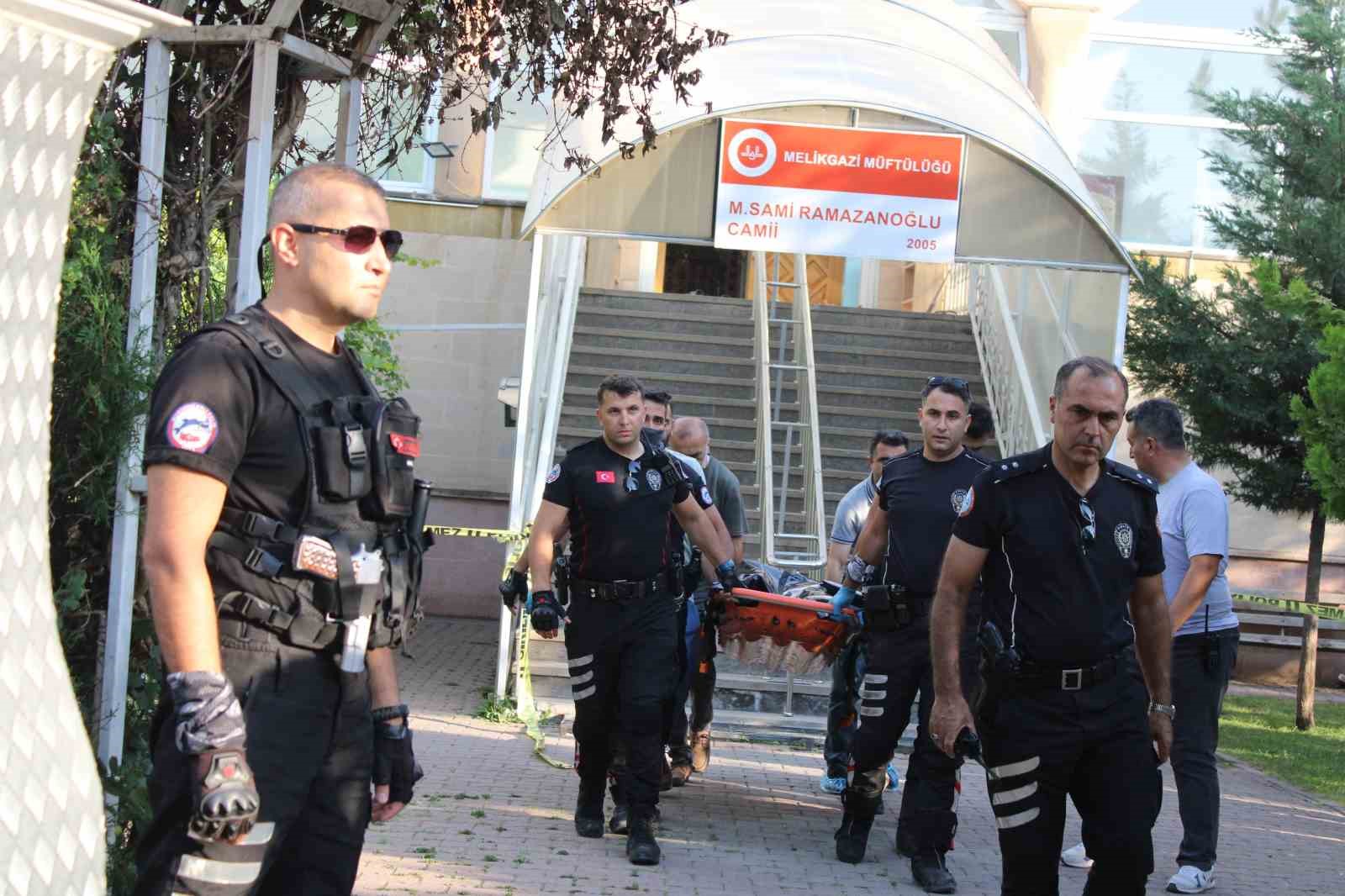 Camide namaz kılan komşusunu öldüren sanık: "Asıl caniyi kardeşim tahliye olduğunda görecekler"
Camide namaz kılan komşusunu öldüren sanık: "Asıl caniyi kardeşim tahliye olduğunda görecekler"