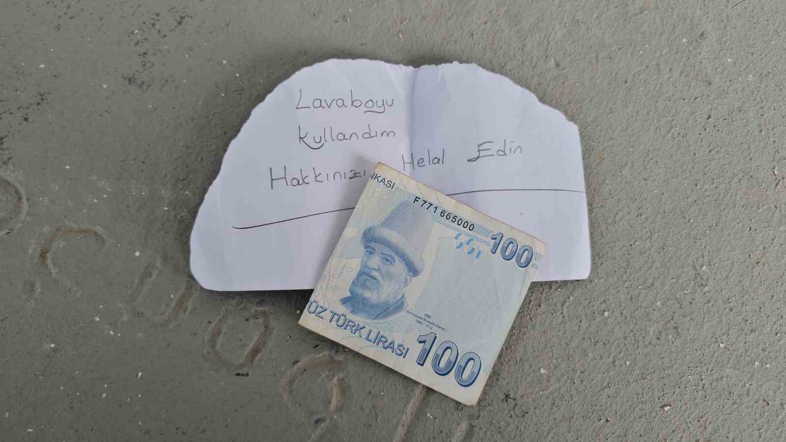Camide tuvaleti kullandı, notla birlikte para bıraktı
