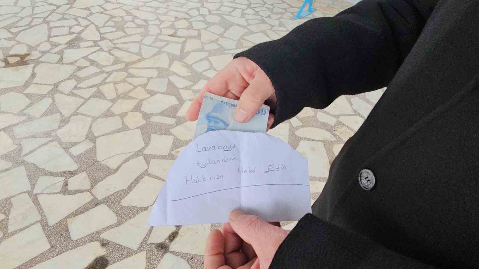 Camide tuvaleti kullandı, notla birlikte para bıraktı
