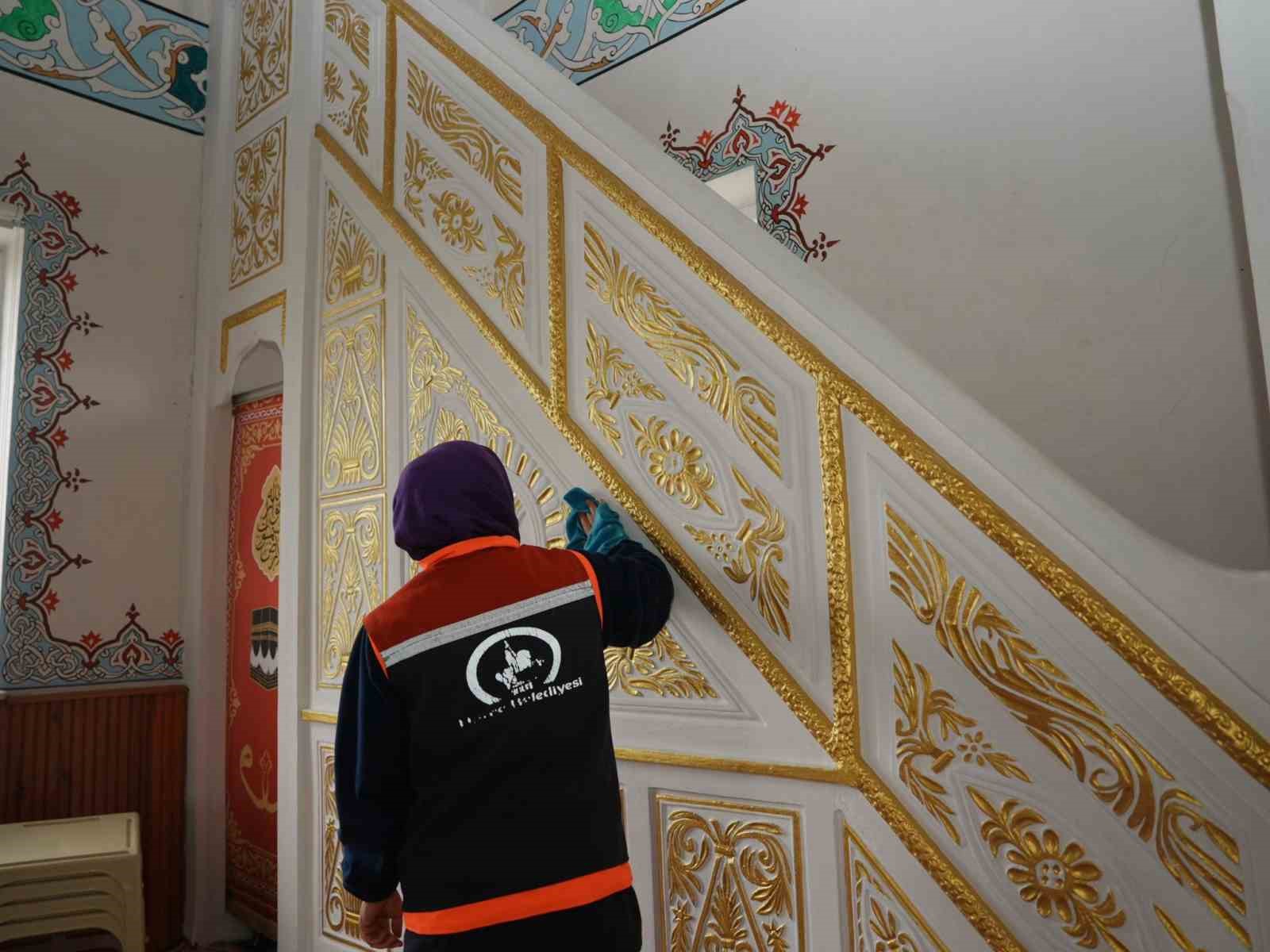 Camiler bayrama hazır
