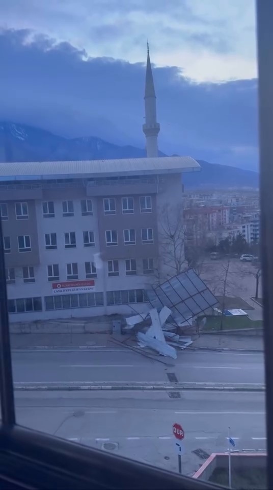 Cami’nin çatısı uçtu, yol kapandı
