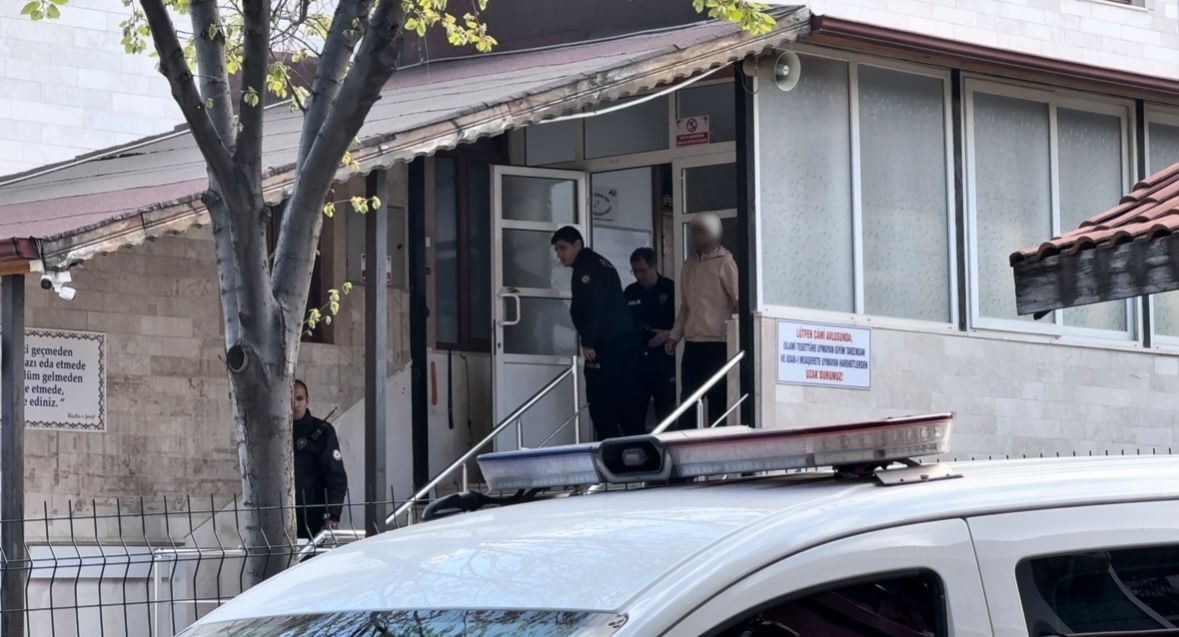 Caminin çatısına çıkan şahıs 2 saatlik çabanın sonunda ikna edilerek aşağı indirildi
