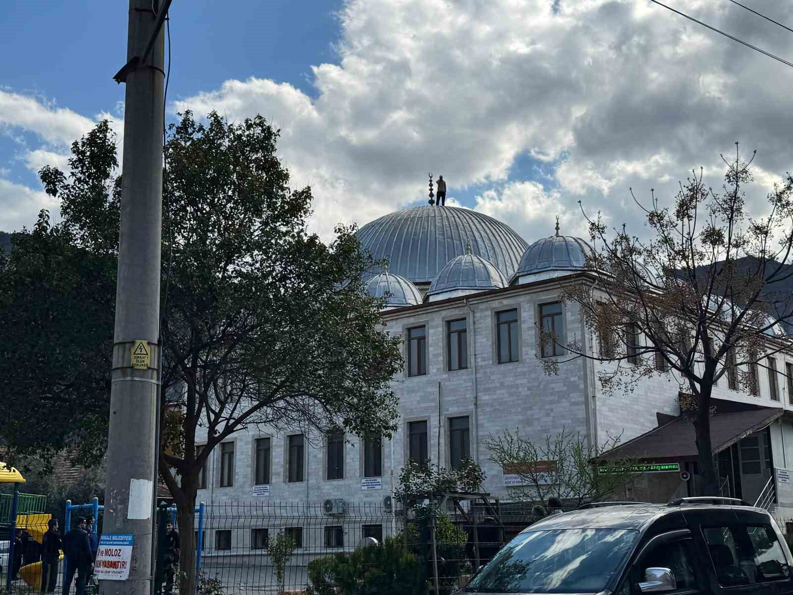 Caminin çatısına çıkan şahıs 2 saatlik çabanın sonunda ikna edilerek aşağı indirildi
