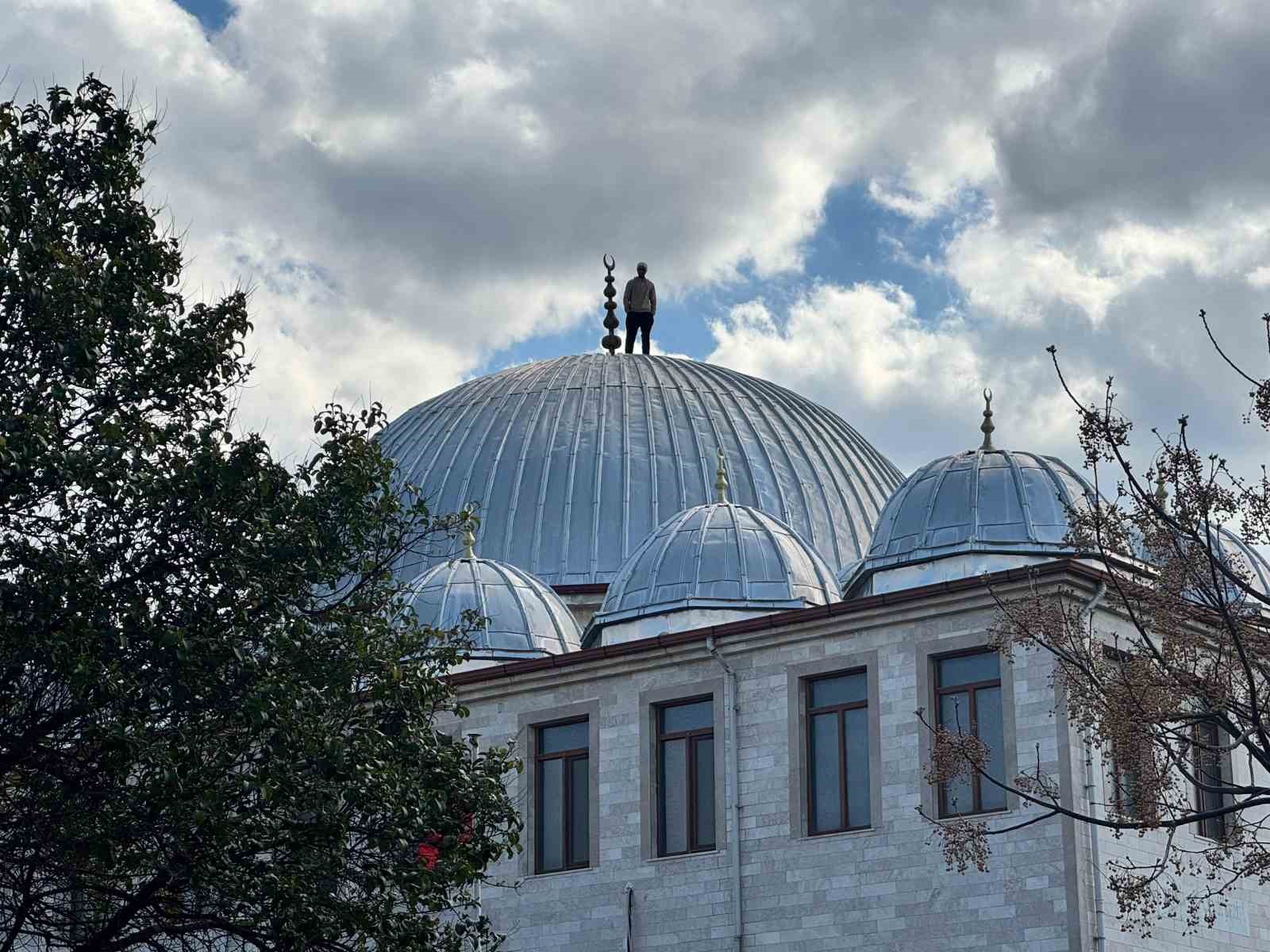 Caminin çatısına çıkan şahıs 2 saatlik çabanın sonunda ikna edilerek aşağı indirildi
