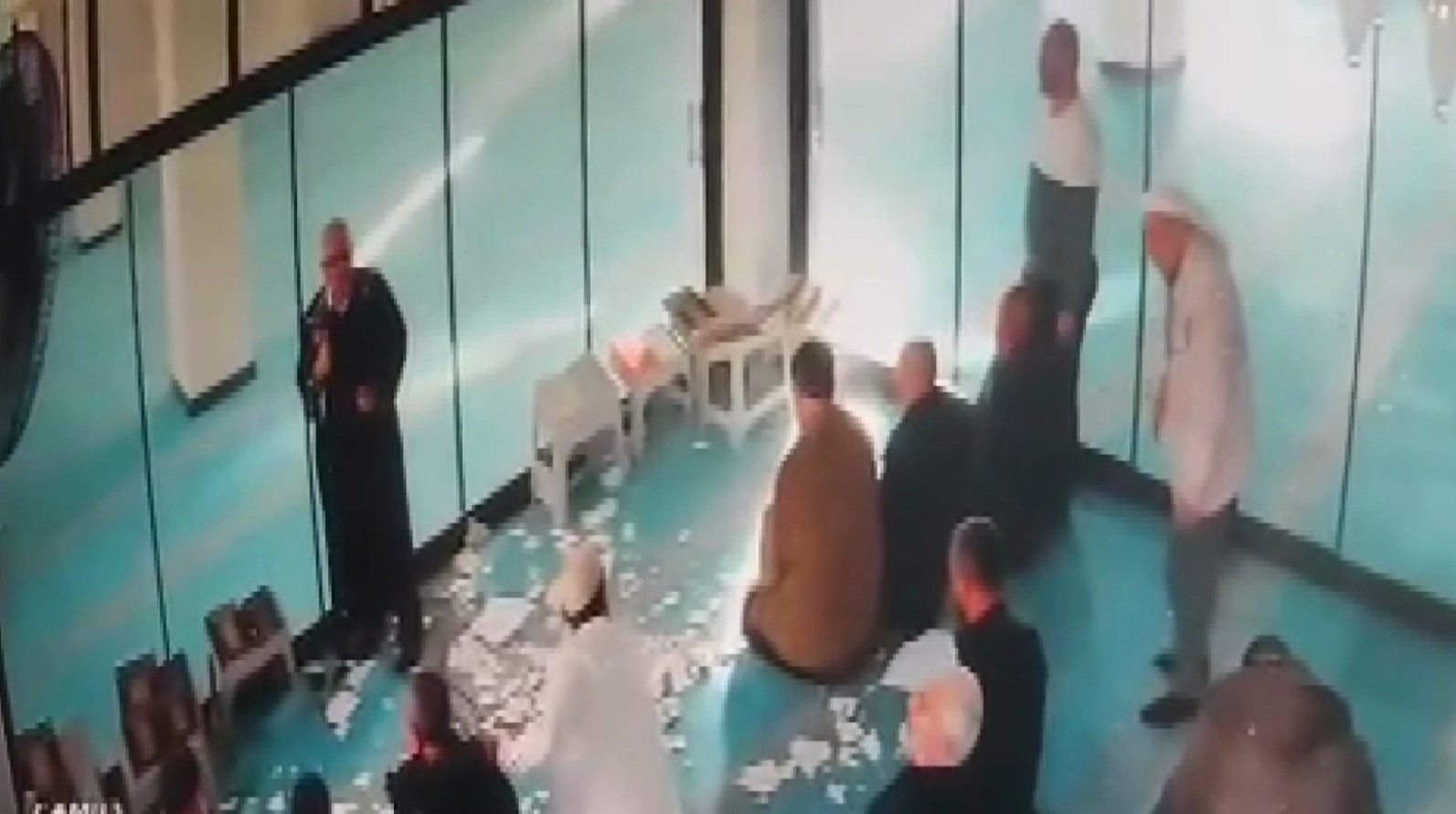 Caminin tavan alçısı cemaatin üstüne düştü
