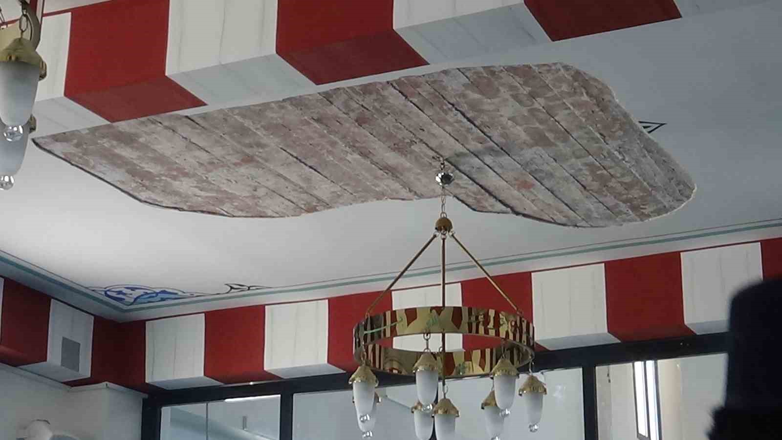 Caminin tavan alçısı cemaatin üstüne düştü
