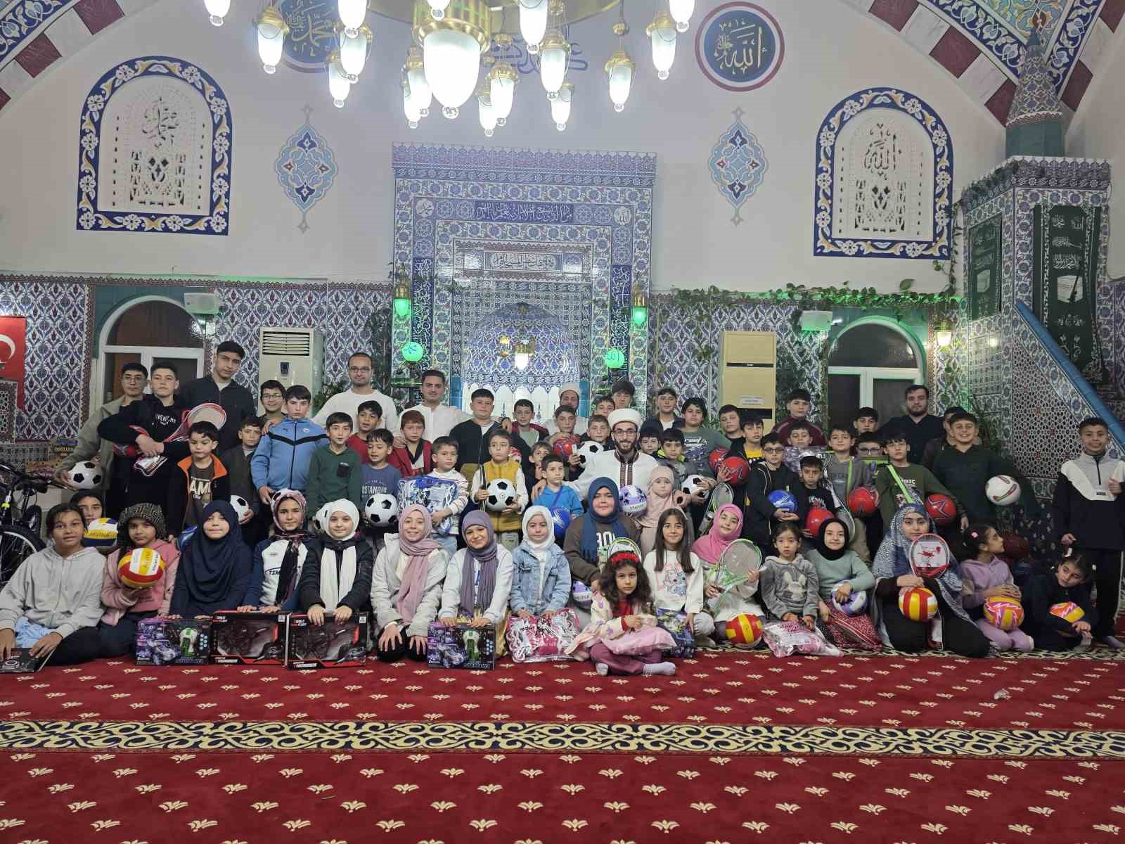 Camiye gelen çocuklar çifte bayram yaptı
