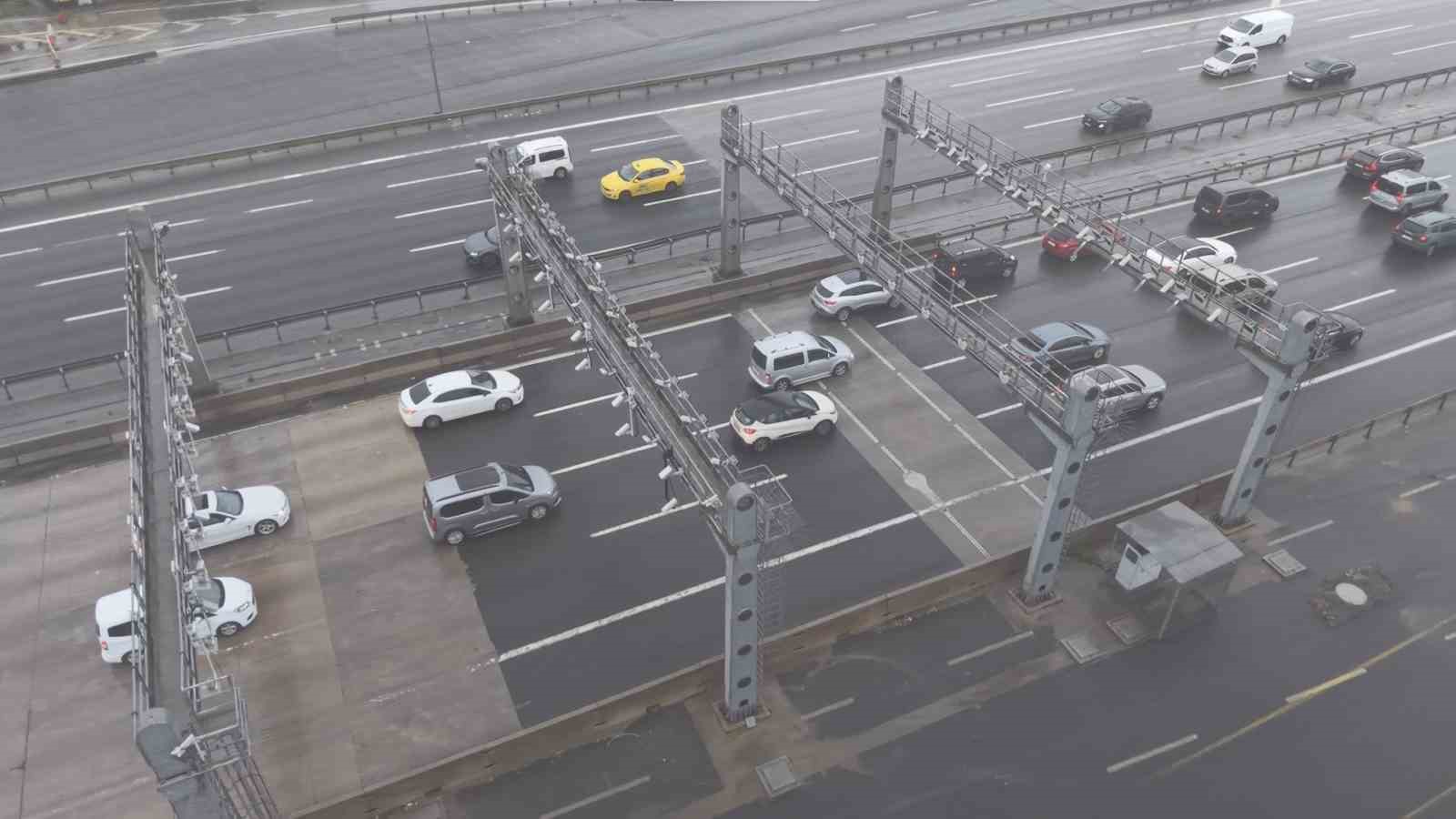 Çamlıca Gişeleri’nde dönüş yoğunluğu havadan görüntülendi
