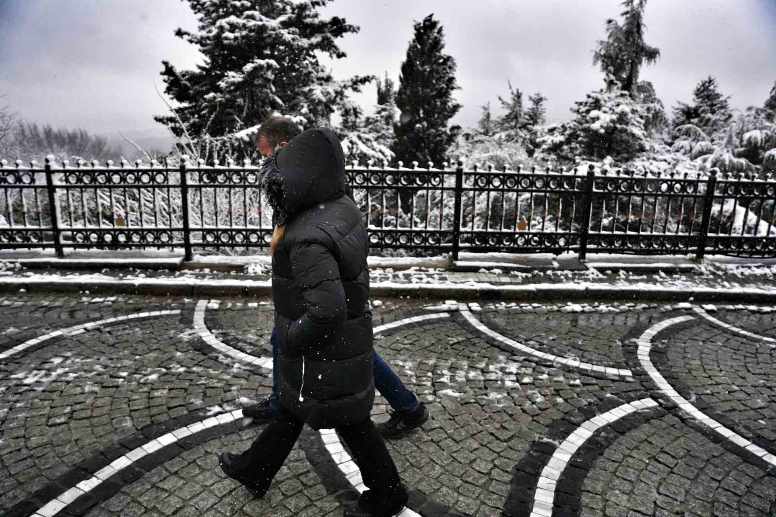 Çamlıca’da etkili olan kar yağışı havadan görüntülendi
