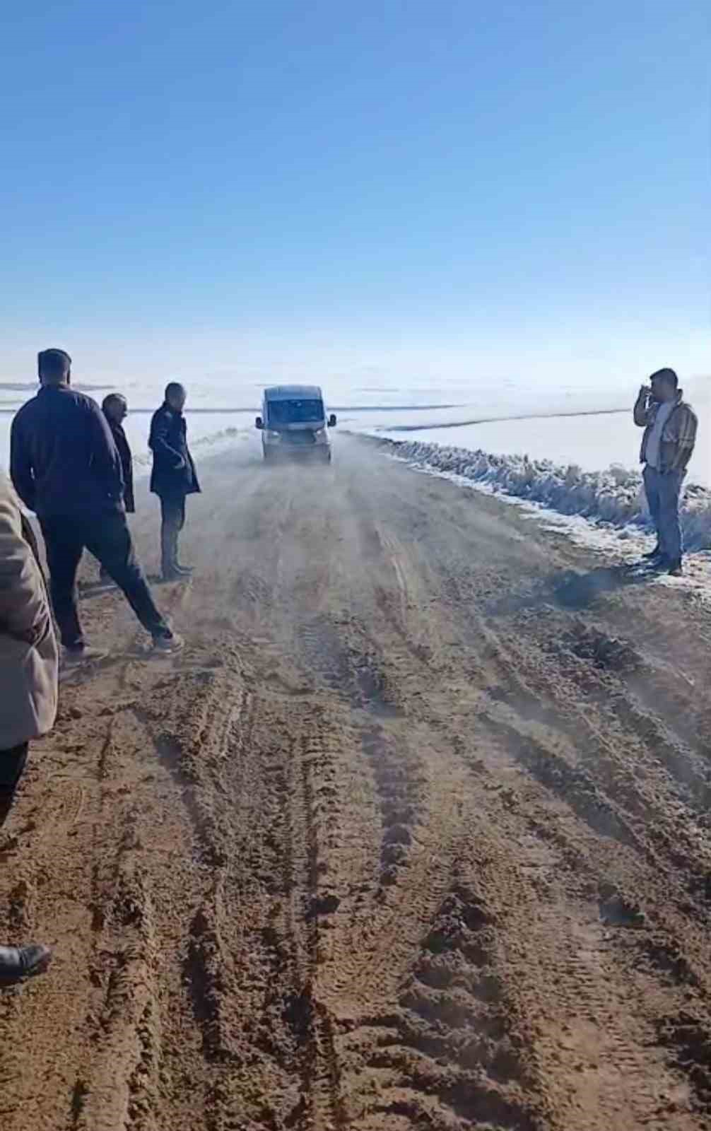 Çamurlu yollarda eğitim çilesi
