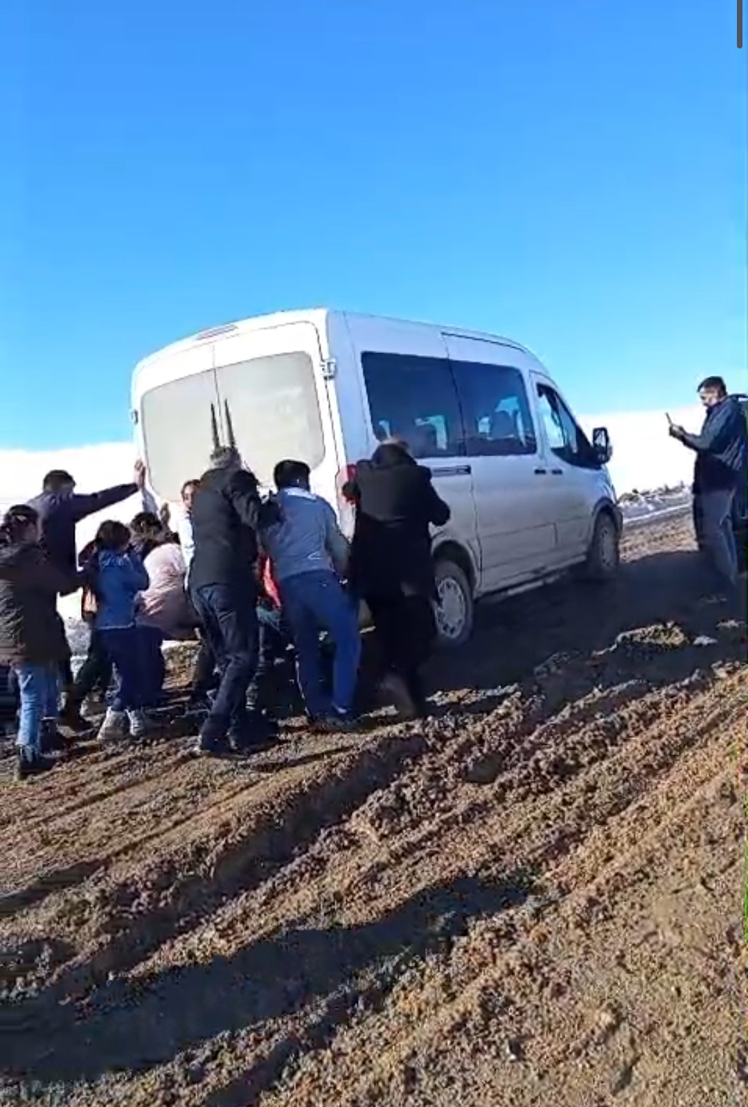 Çamurlu yollarda eğitim çilesi
