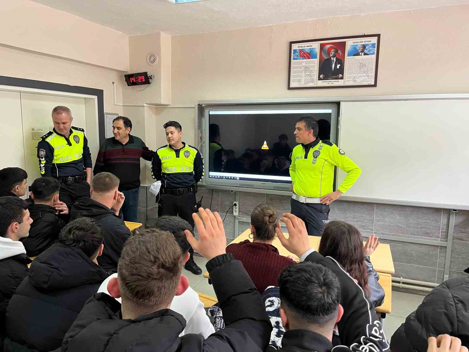 Çan Emniyeti’nden 442 öğrenciye güvenli sürüş eğitimi
