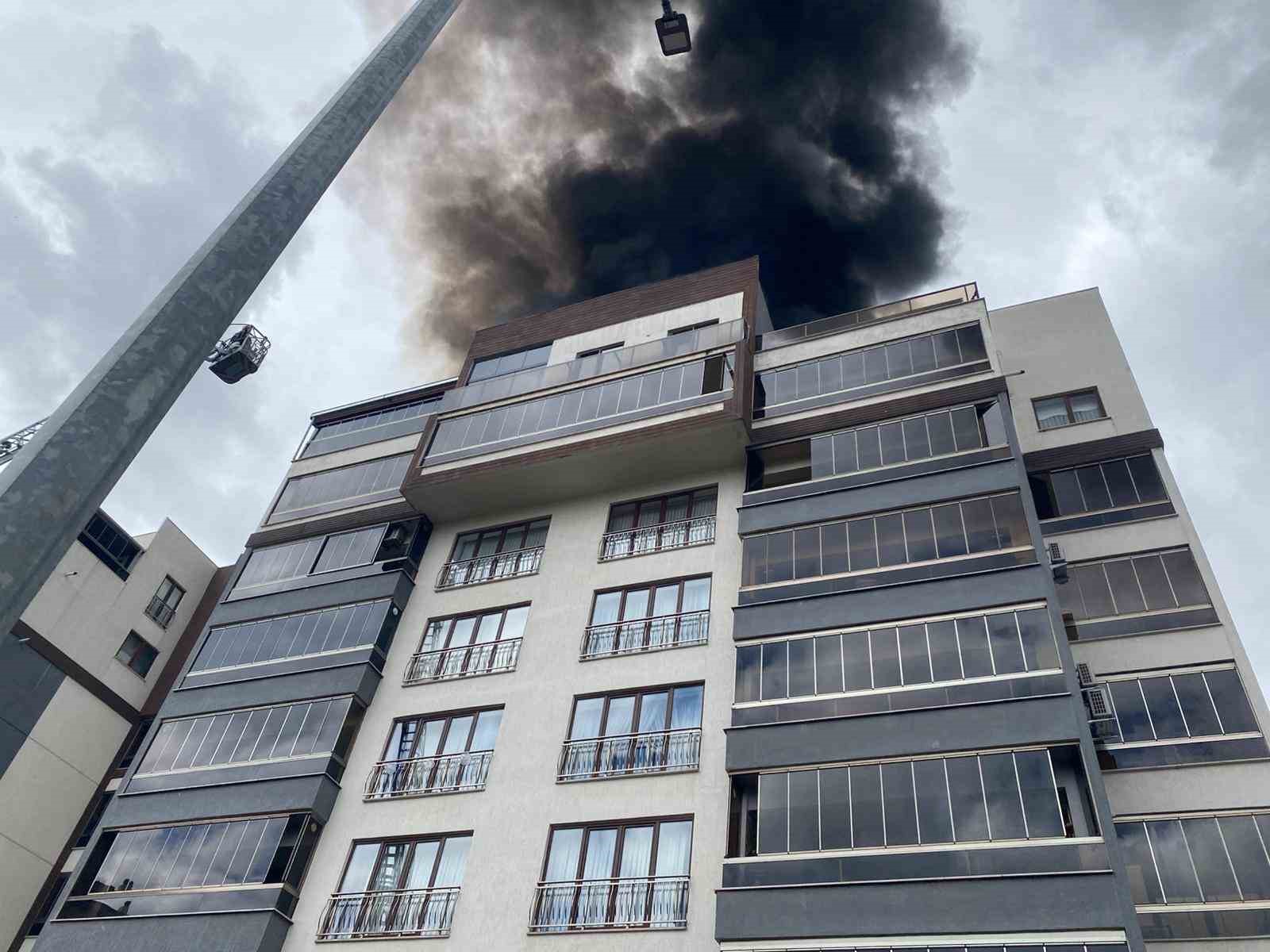 Can pazarında korku dolu anlar kameraya yansıdı... Metrelerce yüksekte itfaiye ekiplerini böyle bekledi
