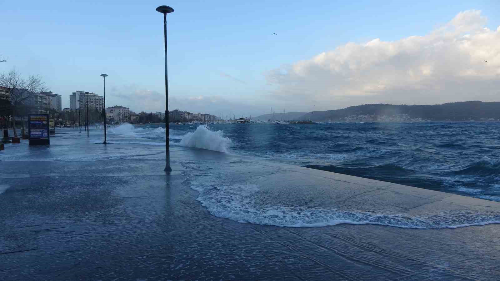 Çanakkale Boğazı fırtına nedeniyle kapatıldı, feribot seferleri durdu, dev dalgalar sahili dövdü
