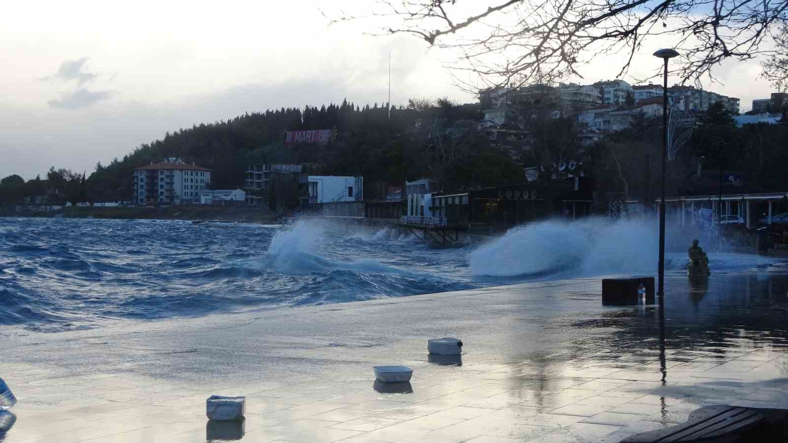 Çanakkale Boğazı fırtına nedeniyle kapatıldı, feribot seferleri durdu, dev dalgalar sahili dövdü
