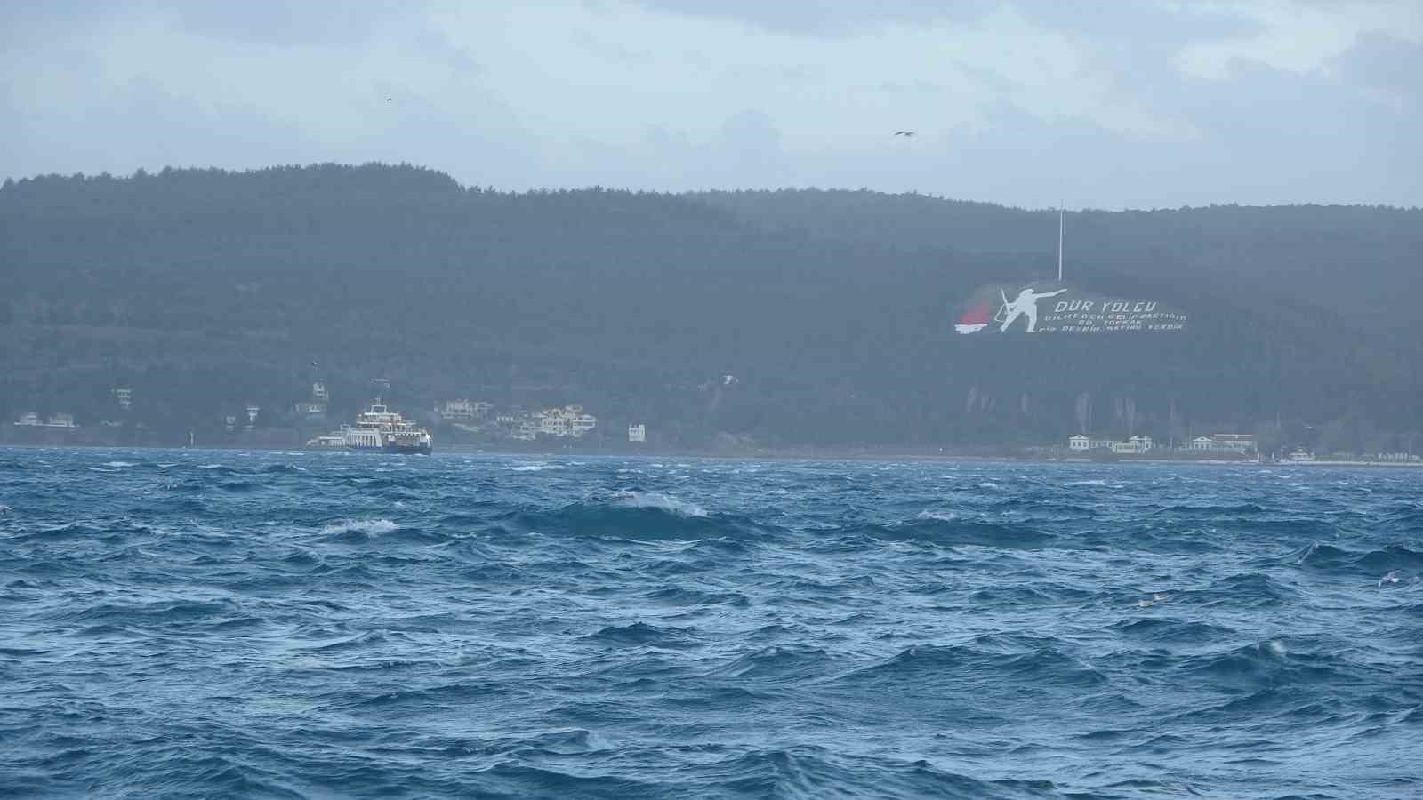 Çanakkale Boğazı fırtına nedeniyle kapatıldı, feribot seferleri durdu, dev dalgalar sahili dövdü
