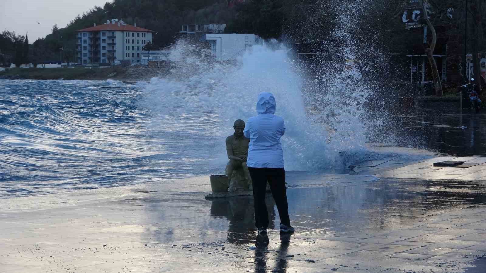 Çanakkale Boğazı fırtına nedeniyle kapatıldı, feribot seferleri durdu, dev dalgalar sahili dövdü
