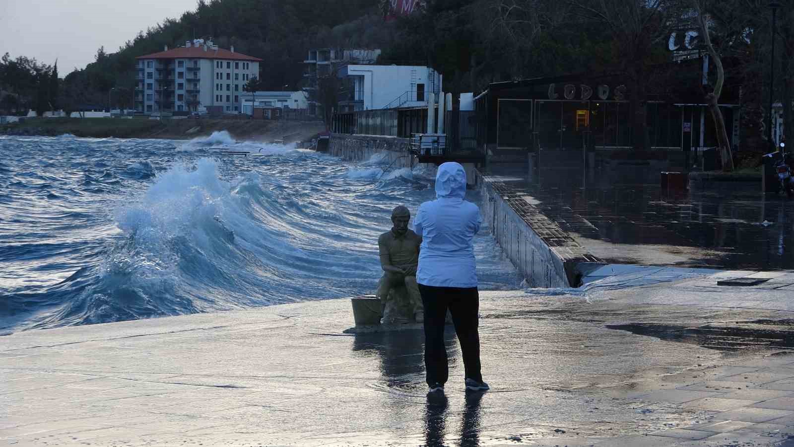 Çanakkale Boğazı fırtına nedeniyle kapatıldı, feribot seferleri durdu, dev dalgalar sahili dövdü
