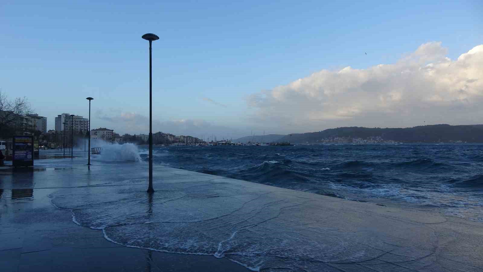 Çanakkale Boğazı fırtına nedeniyle kapatıldı, feribot seferleri durdu, dev dalgalar sahili dövdü
