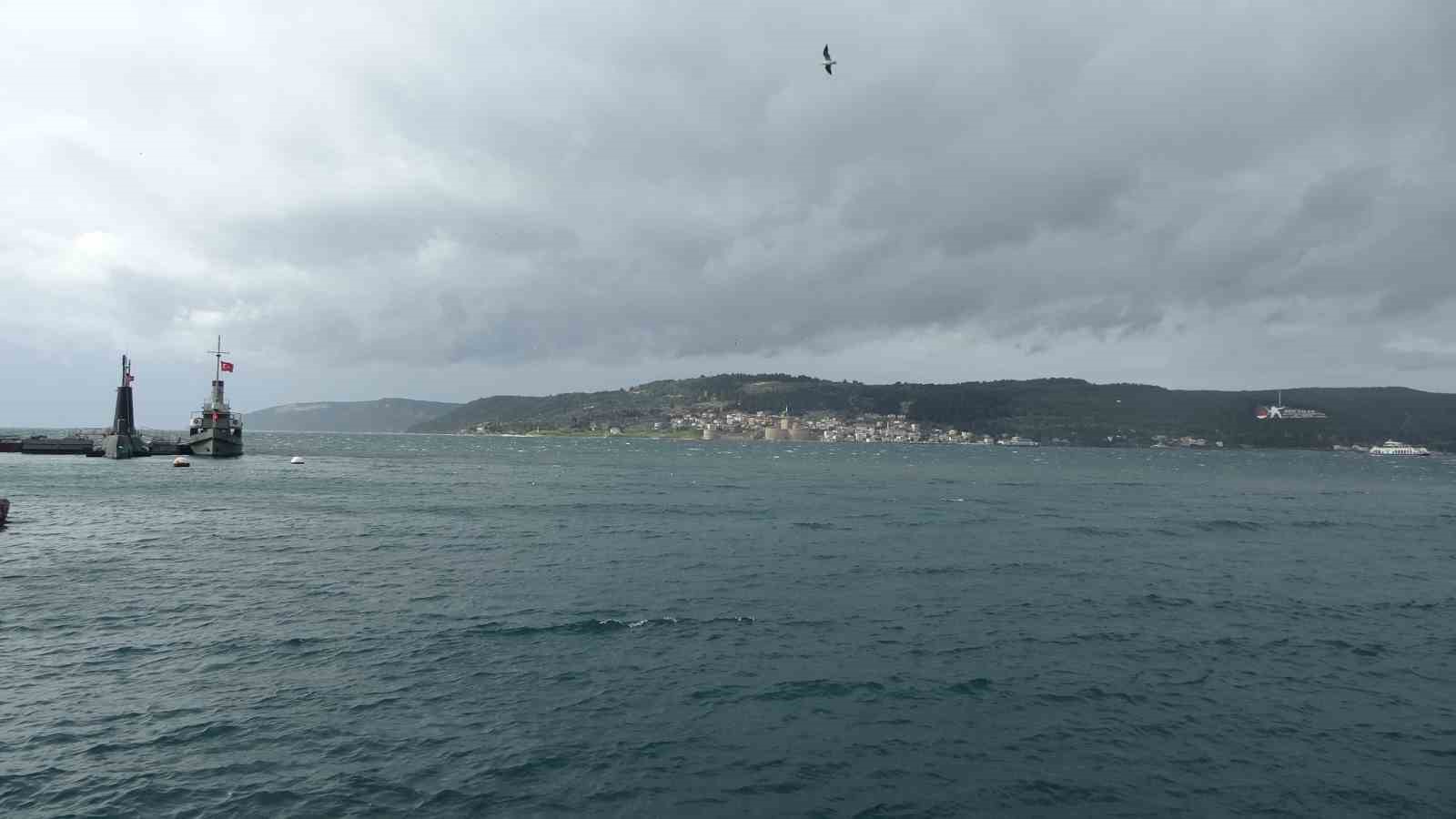 Çanakkale Boğazı fırtına nedeniyle trafiğe kapandı
