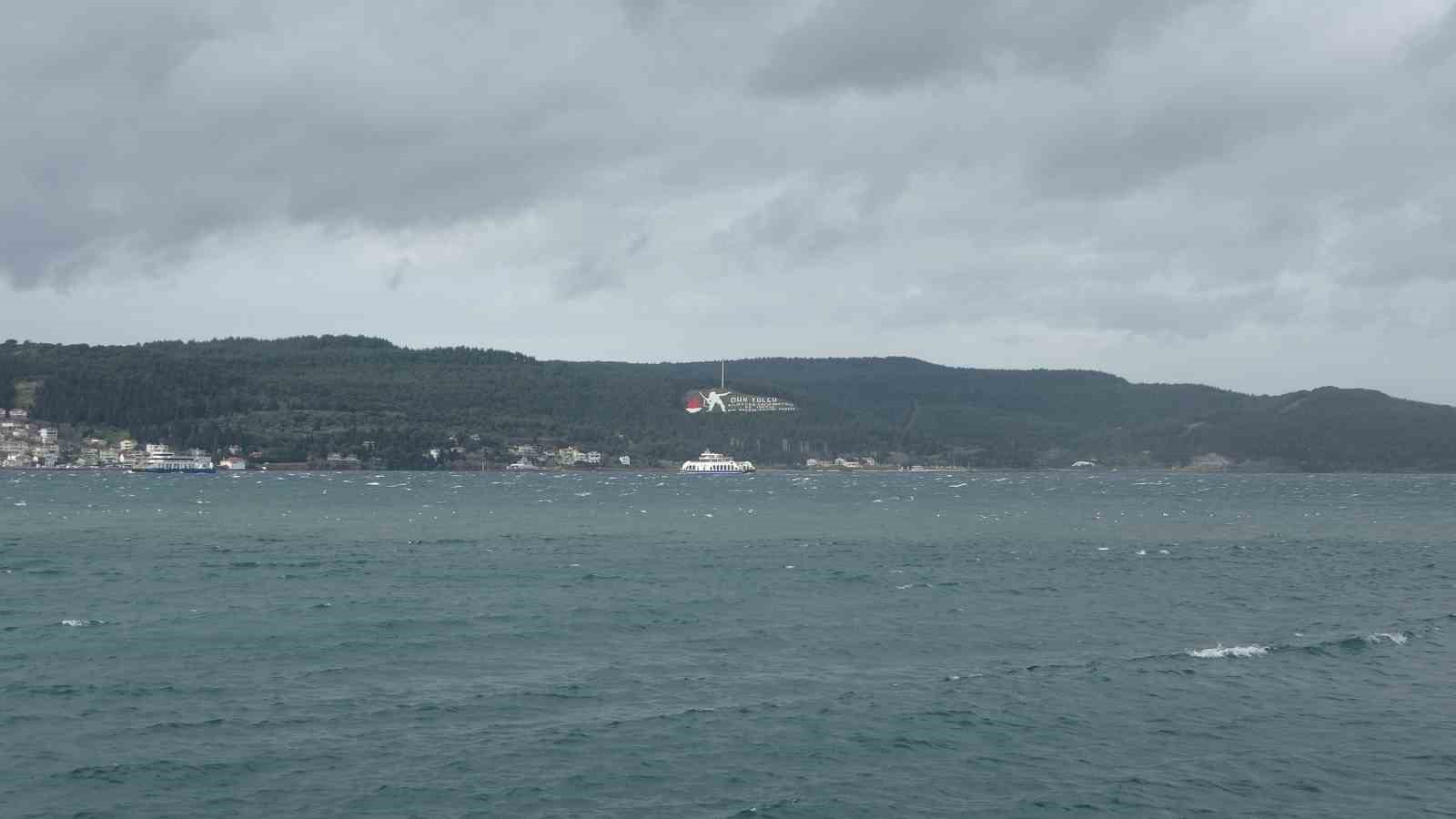 Çanakkale Boğazı fırtına nedeniyle trafiğe kapandı
