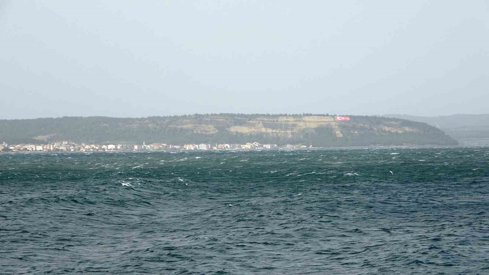 Çanakkale Boğazı fırtına nedeniyle trafiğe kapandı
